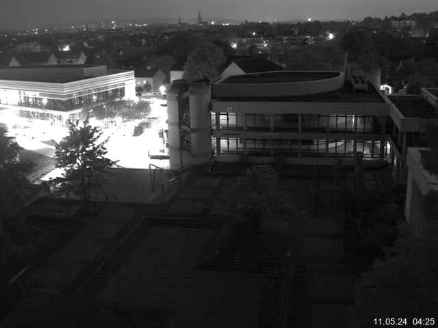 Foto der Webcam: Verwaltungsgebäude, Innenhof mit Audimax im Hintergrund, Hörsaalgebäude