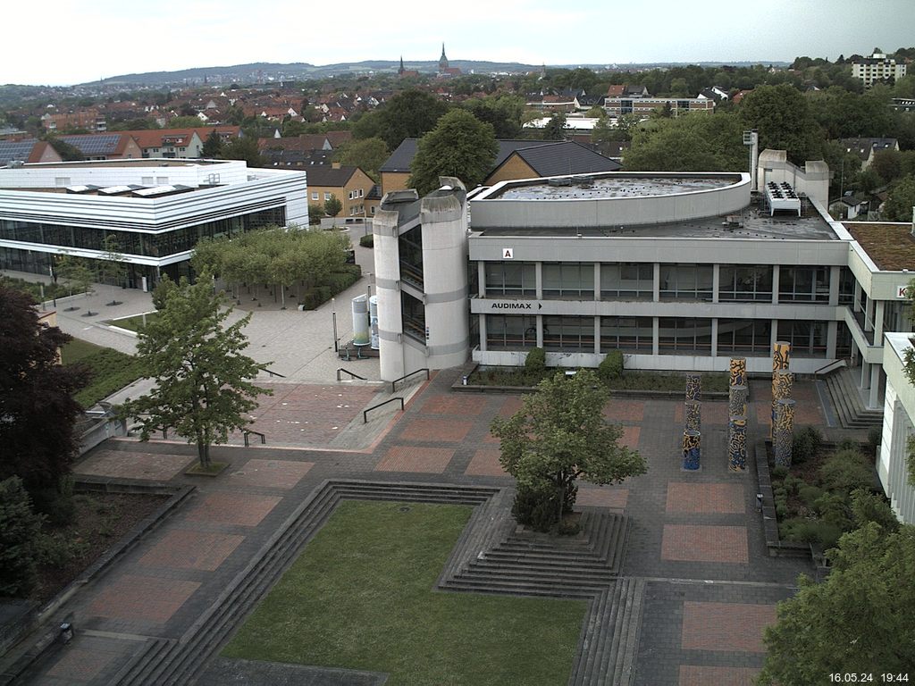 Foto der Webcam: Verwaltungsgeb&aumlude, Innenhof mit Audimax im Hintergrund, H&oumlrsaalgeb&aumlude