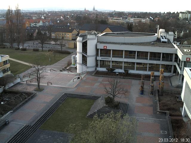 Foto der Webcam: Verwaltungsgeb&auml;ude, Innenhof mit Audimax, H&ouml;rsaal-Geb&auml;ude 1