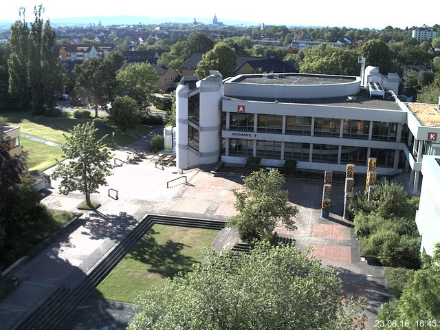 Foto der Webcam: Verwaltungsgeb&auml;ude, Innenhof mit Audimax, H&ouml;rsaal-Geb&auml;ude 1