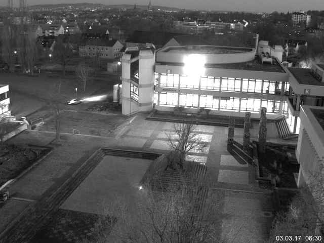 Foto der Webcam: Verwaltungsgebäude, Innenhof mit Audimax, Hörsaal-Gebäude 1