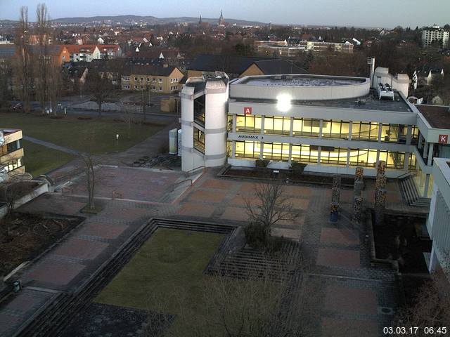 Foto der Webcam: Verwaltungsgebäude, Innenhof mit Audimax, Hörsaal-Gebäude 1