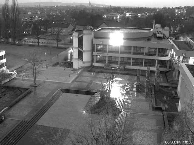 Foto der Webcam: Verwaltungsgebäude, Innenhof mit Audimax, Hörsaal-Gebäude 1