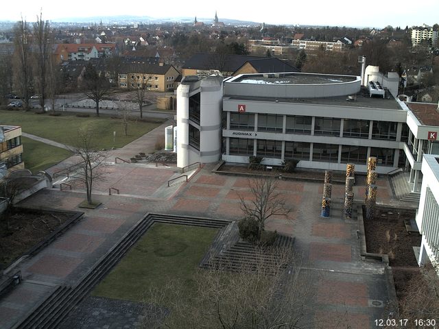 Foto der Webcam: Verwaltungsgebäude, Innenhof mit Audimax, Hörsaal-Gebäude 1