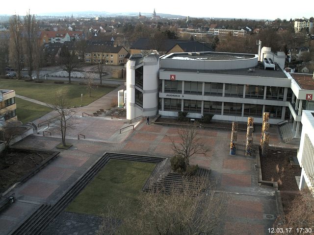 Foto der Webcam: Verwaltungsgebäude, Innenhof mit Audimax, Hörsaal-Gebäude 1