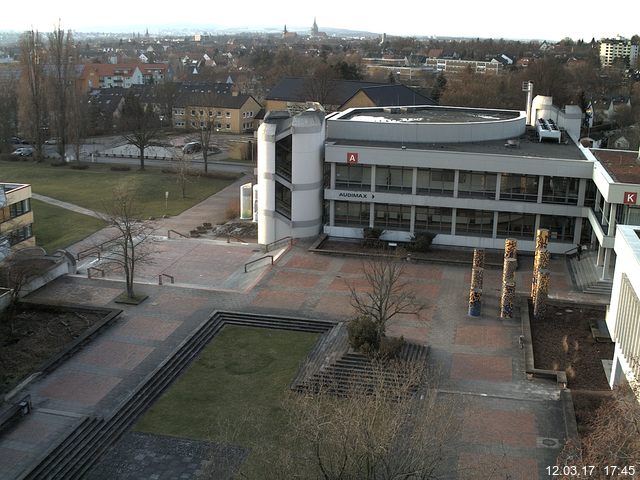 Foto der Webcam: Verwaltungsgebäude, Innenhof mit Audimax, Hörsaal-Gebäude 1