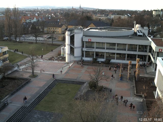 Foto der Webcam: Verwaltungsgebäude, Innenhof mit Audimax, Hörsaal-Gebäude 1