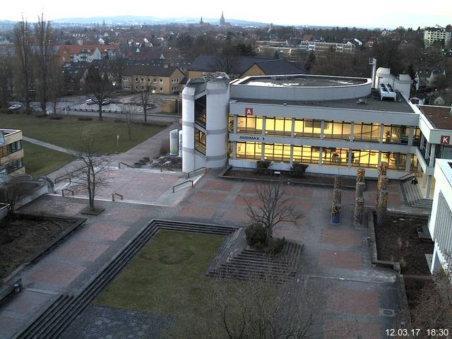 Foto der Webcam: Verwaltungsgebäude, Innenhof mit Audimax, Hörsaal-Gebäude 1