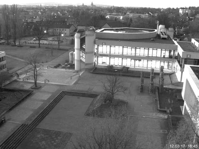 Foto der Webcam: Verwaltungsgebäude, Innenhof mit Audimax, Hörsaal-Gebäude 1