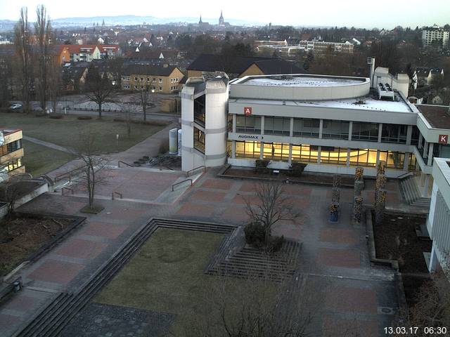 Foto der Webcam: Verwaltungsgebäude, Innenhof mit Audimax, Hörsaal-Gebäude 1