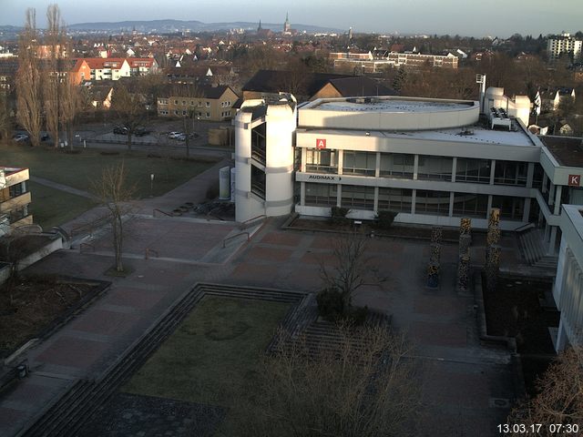 Foto der Webcam: Verwaltungsgebäude, Innenhof mit Audimax, Hörsaal-Gebäude 1