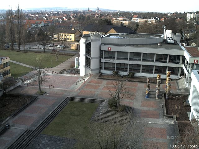 Foto der Webcam: Verwaltungsgebäude, Innenhof mit Audimax, Hörsaal-Gebäude 1