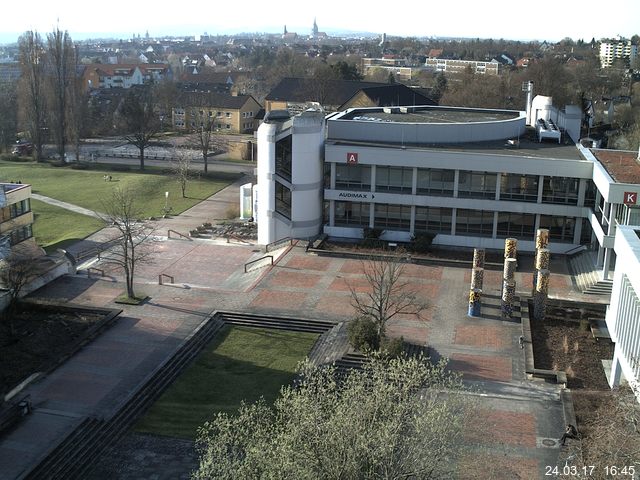 Foto der Webcam: Verwaltungsgebäude, Innenhof mit Audimax, Hörsaal-Gebäude 1