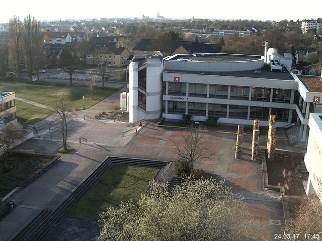 Foto der Webcam: Verwaltungsgebäude, Innenhof mit Audimax, Hörsaal-Gebäude 1