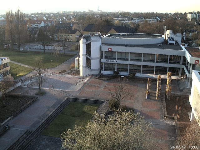 Foto der Webcam: Verwaltungsgebäude, Innenhof mit Audimax, Hörsaal-Gebäude 1