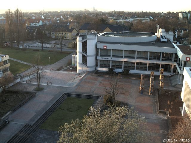 Foto der Webcam: Verwaltungsgebäude, Innenhof mit Audimax, Hörsaal-Gebäude 1