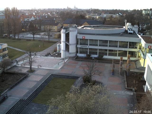 Foto der Webcam: Verwaltungsgebäude, Innenhof mit Audimax, Hörsaal-Gebäude 1