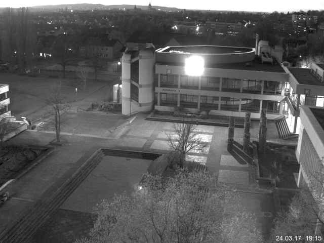 Foto der Webcam: Verwaltungsgebäude, Innenhof mit Audimax, Hörsaal-Gebäude 1