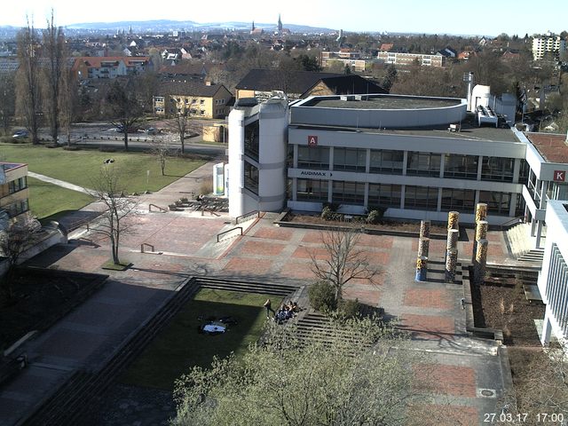 Foto der Webcam: Verwaltungsgebäude, Innenhof mit Audimax, Hörsaal-Gebäude 1