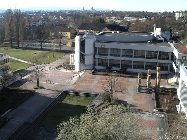 Foto der Webcam: Verwaltungsgebäude, Innenhof mit Audimax, Hörsaal-Gebäude 1