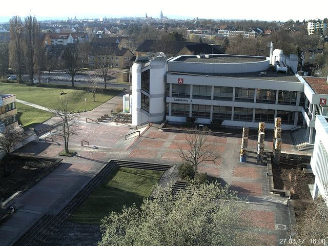 Foto der Webcam: Verwaltungsgebäude, Innenhof mit Audimax, Hörsaal-Gebäude 1