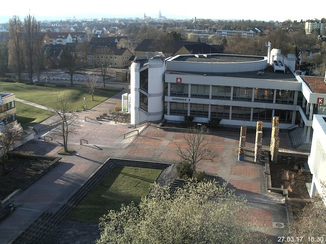 Foto der Webcam: Verwaltungsgebäude, Innenhof mit Audimax, Hörsaal-Gebäude 1