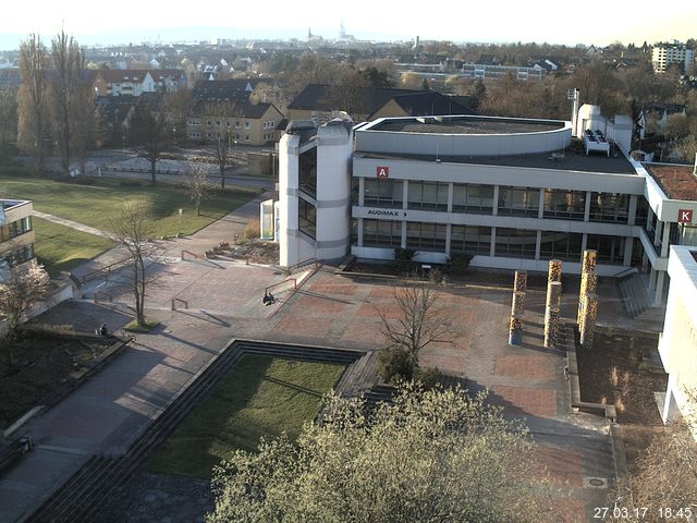 Foto der Webcam: Verwaltungsgebäude, Innenhof mit Audimax, Hörsaal-Gebäude 1