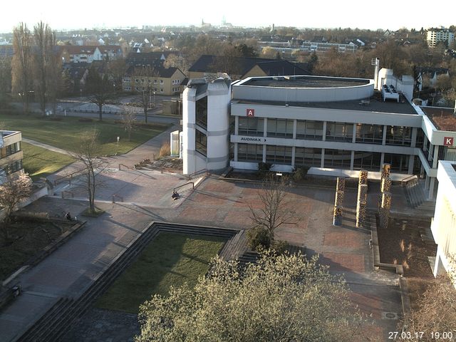 Foto der Webcam: Verwaltungsgebäude, Innenhof mit Audimax, Hörsaal-Gebäude 1