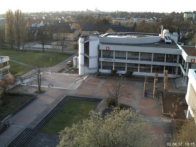 Foto der Webcam: Verwaltungsgebäude, Innenhof mit Audimax, Hörsaal-Gebäude 1