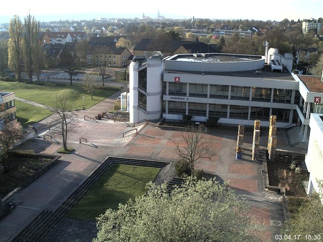 Foto der Webcam: Verwaltungsgebäude, Innenhof mit Audimax, Hörsaal-Gebäude 1