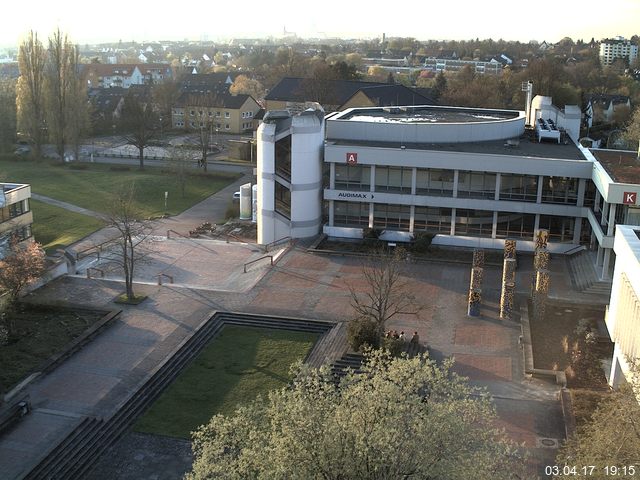 Foto der Webcam: Verwaltungsgebäude, Innenhof mit Audimax, Hörsaal-Gebäude 1