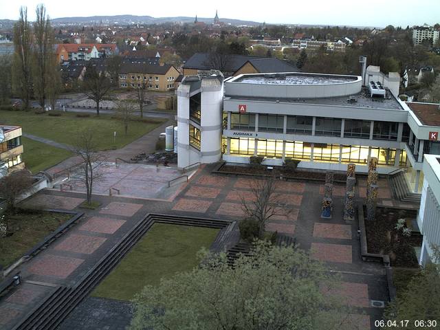 Foto der Webcam: Verwaltungsgebäude, Innenhof mit Audimax, Hörsaal-Gebäude 1