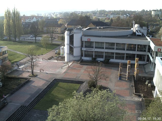 Foto der Webcam: Verwaltungsgebäude, Innenhof mit Audimax, Hörsaal-Gebäude 1