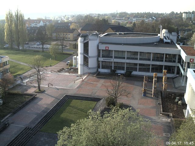 Foto der Webcam: Verwaltungsgebäude, Innenhof mit Audimax, Hörsaal-Gebäude 1