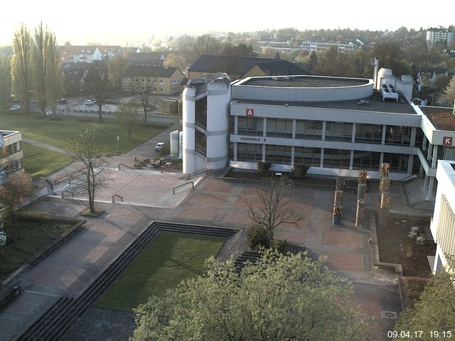 Foto der Webcam: Verwaltungsgebäude, Innenhof mit Audimax, Hörsaal-Gebäude 1