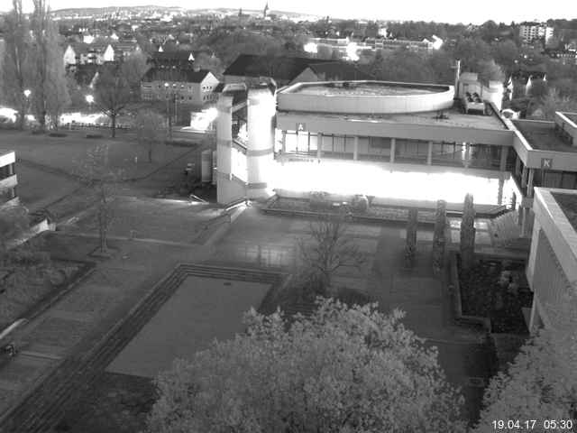 Foto der Webcam: Verwaltungsgebäude, Innenhof mit Audimax, Hörsaal-Gebäude 1