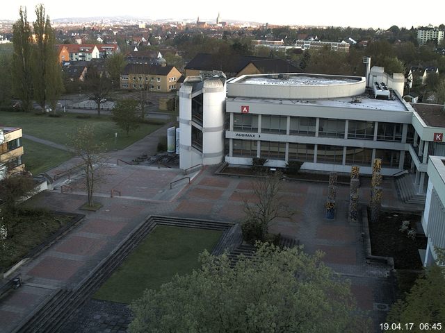 Foto der Webcam: Verwaltungsgebäude, Innenhof mit Audimax, Hörsaal-Gebäude 1