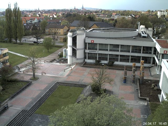 Foto der Webcam: Verwaltungsgebäude, Innenhof mit Audimax, Hörsaal-Gebäude 1