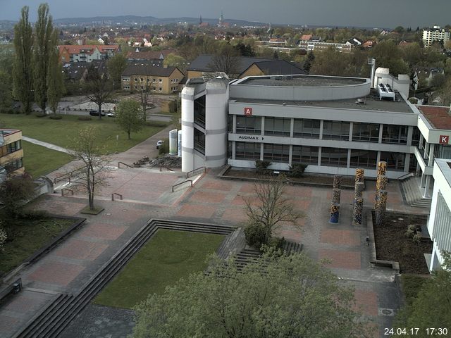 Foto der Webcam: Verwaltungsgebäude, Innenhof mit Audimax, Hörsaal-Gebäude 1