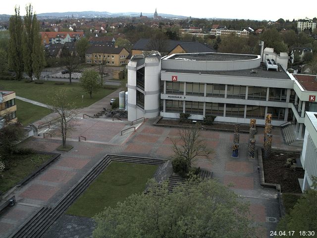 Foto der Webcam: Verwaltungsgebäude, Innenhof mit Audimax, Hörsaal-Gebäude 1