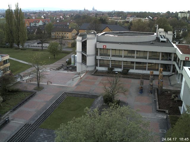 Foto der Webcam: Verwaltungsgebäude, Innenhof mit Audimax, Hörsaal-Gebäude 1