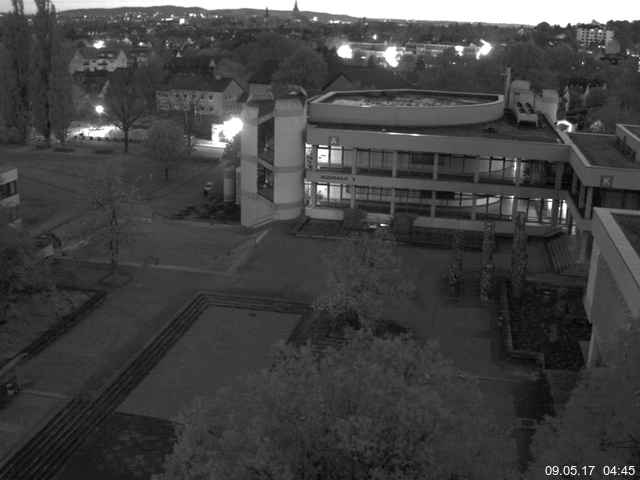 Foto der Webcam: Verwaltungsgebäude, Innenhof mit Audimax, Hörsaal-Gebäude 1