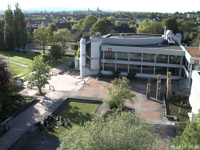 Foto der Webcam: Verwaltungsgebäude, Innenhof mit Audimax, Hörsaal-Gebäude 1