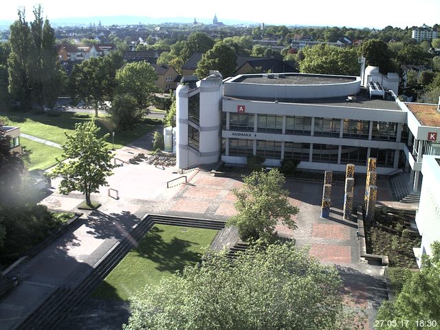 Foto der Webcam: Verwaltungsgebäude, Innenhof mit Audimax, Hörsaal-Gebäude 1