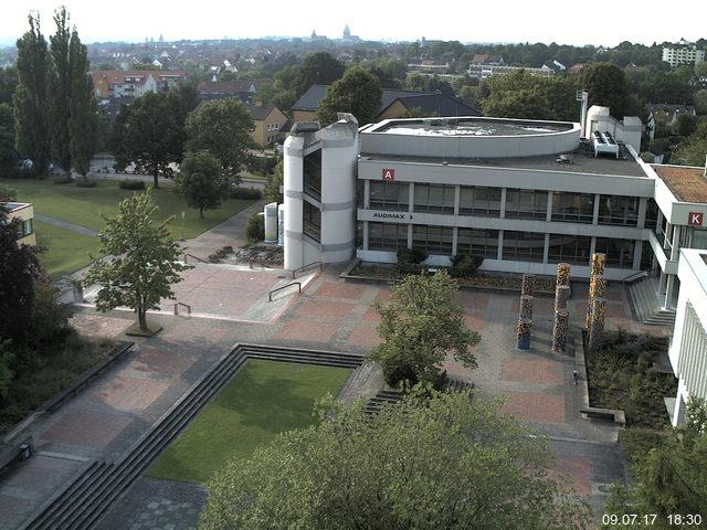 Foto der Webcam: Verwaltungsgebäude, Innenhof mit Audimax, Hörsaal-Gebäude 1