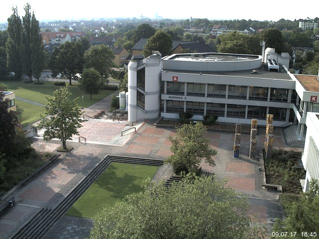 Foto der Webcam: Verwaltungsgebäude, Innenhof mit Audimax, Hörsaal-Gebäude 1