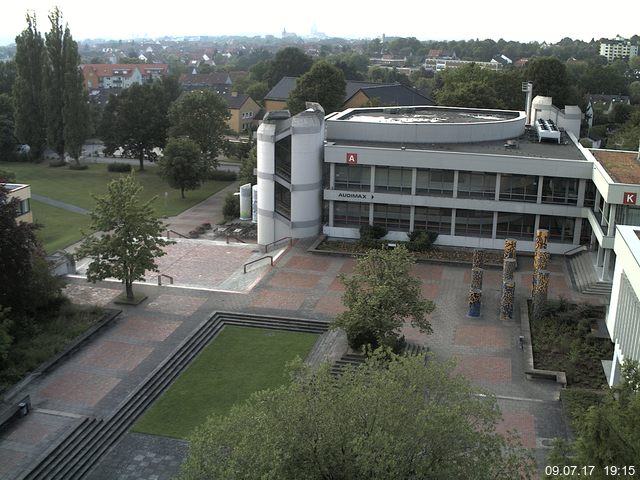 Foto der Webcam: Verwaltungsgebäude, Innenhof mit Audimax, Hörsaal-Gebäude 1