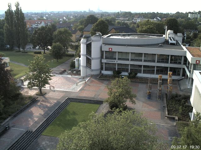 Foto der Webcam: Verwaltungsgebäude, Innenhof mit Audimax, Hörsaal-Gebäude 1