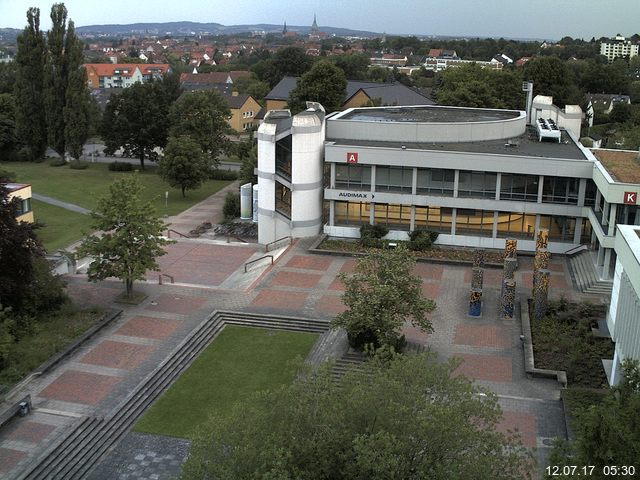 Foto der Webcam: Verwaltungsgebäude, Innenhof mit Audimax, Hörsaal-Gebäude 1