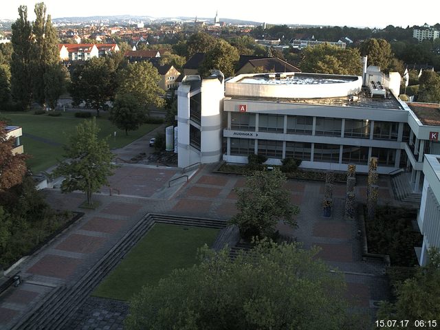 Foto der Webcam: Verwaltungsgebäude, Innenhof mit Audimax, Hörsaal-Gebäude 1